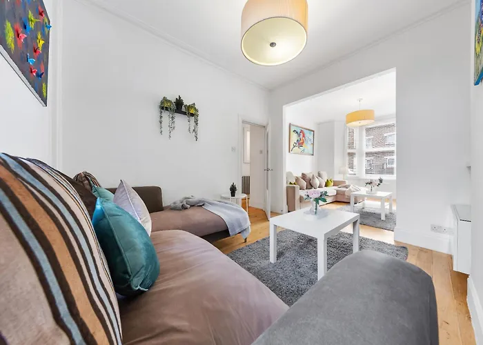 Luxury 4-Bedroom Modern Flat In Central London Steps From Station, Sleeps 9 In Style!