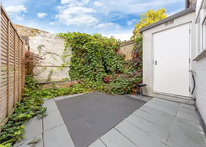 Luxury 4-Bedroom Modern Flat In Central London Steps From Station, Sleeps 9 In Style!