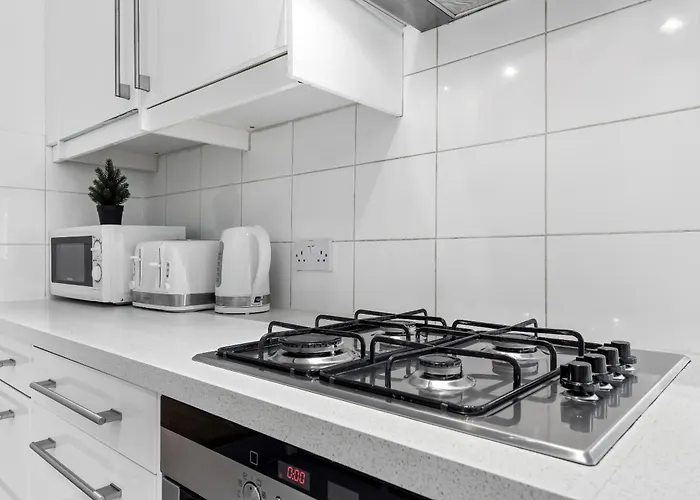 Luxury 4-Bedroom Modern Flat In Central London Steps From Station, Sleeps 9 In Style!
