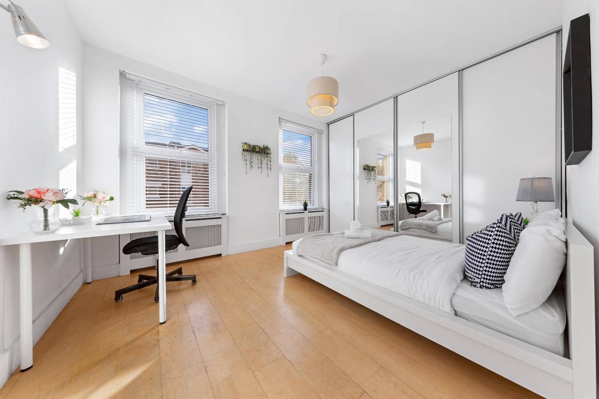 Luxury 4-bedroom Modern Flat In Steps From Station, Sleeps 9 In Style! Apartment