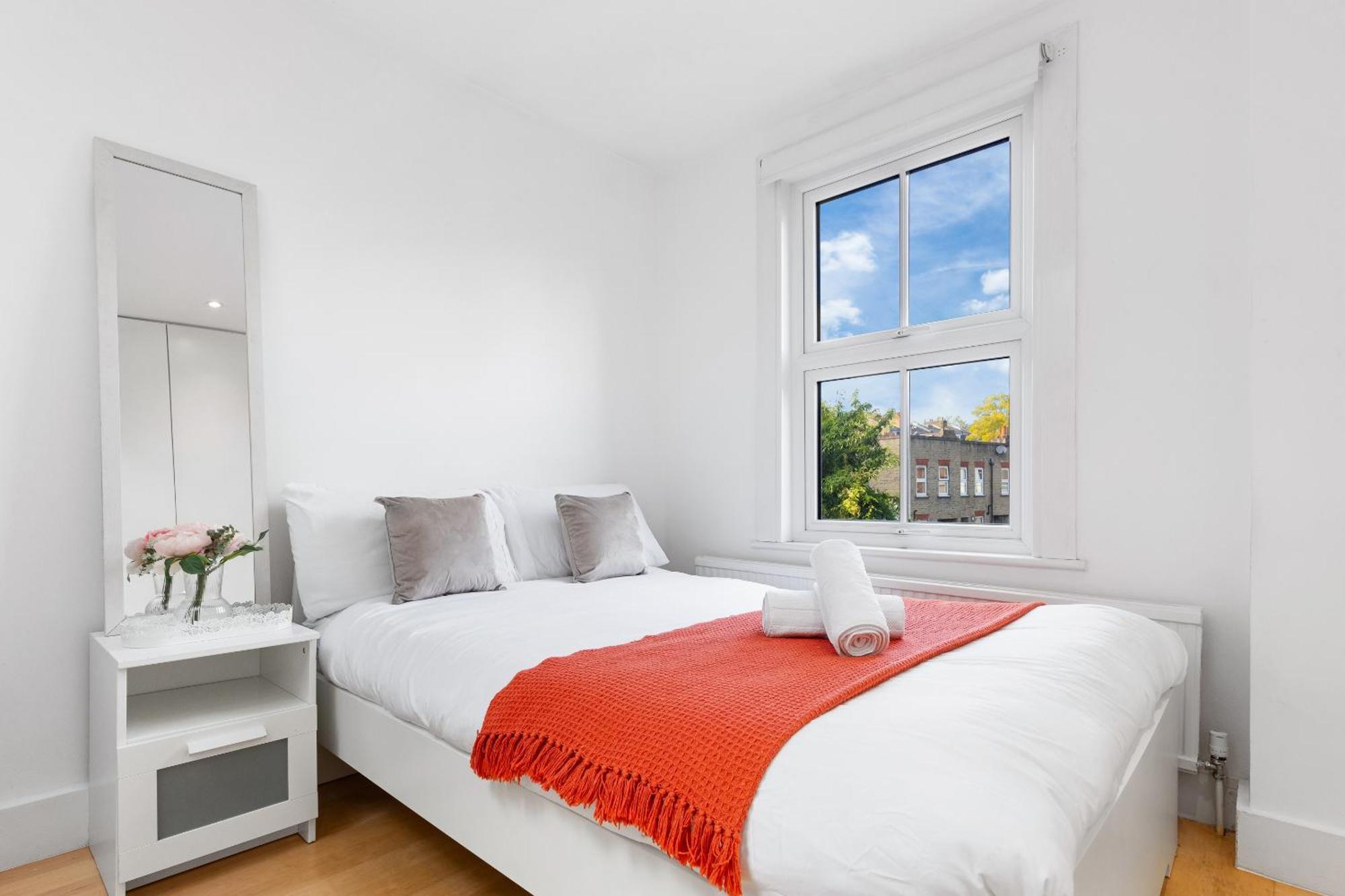 Luxury 4-bedroom Modern Flat In Steps From Station, Sleeps 9 In Style! Apartment London