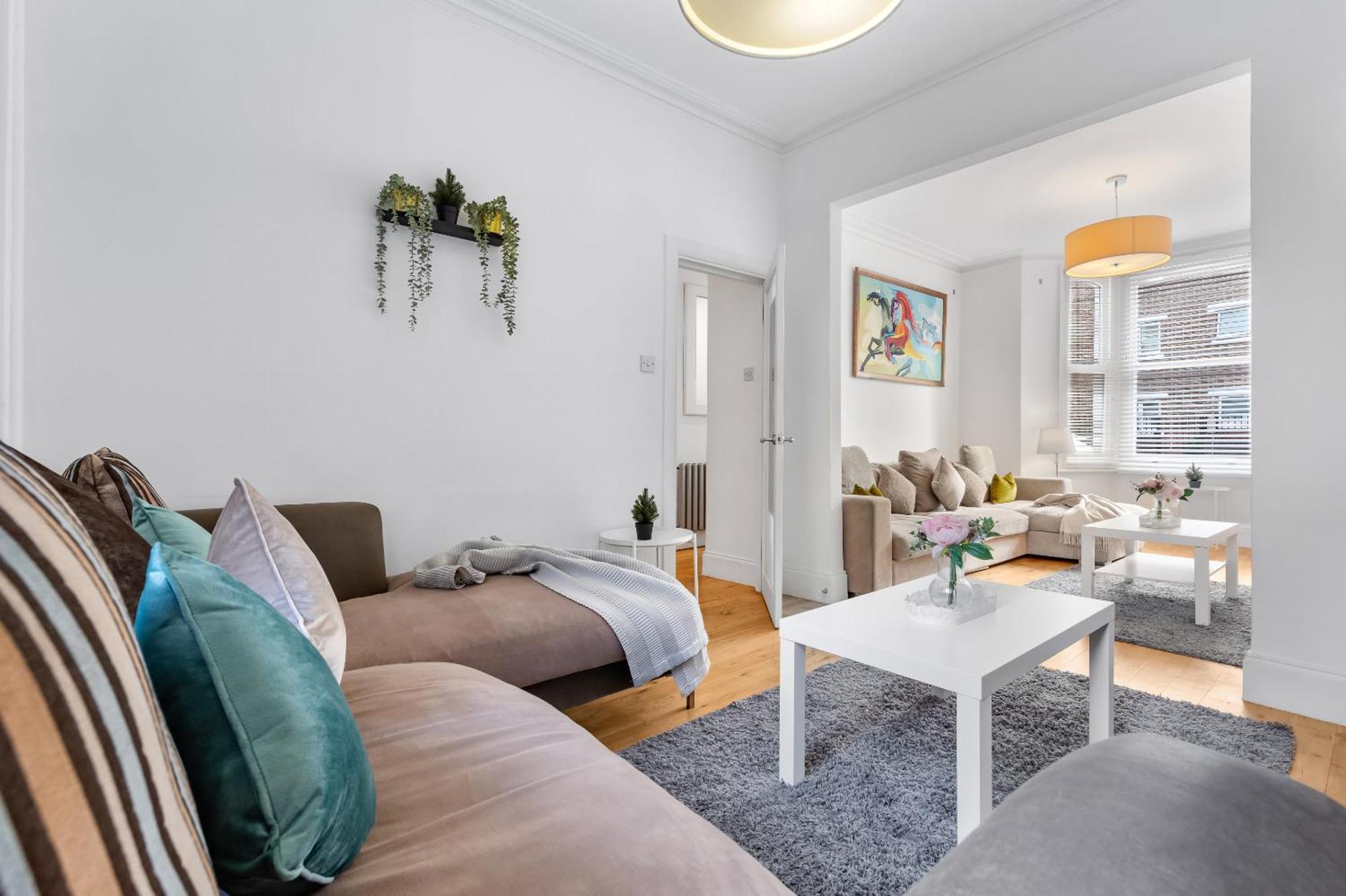 Luxury 4-bedroom Modern Flat In Steps From Station, Sleeps 9 In Style! Apartment *