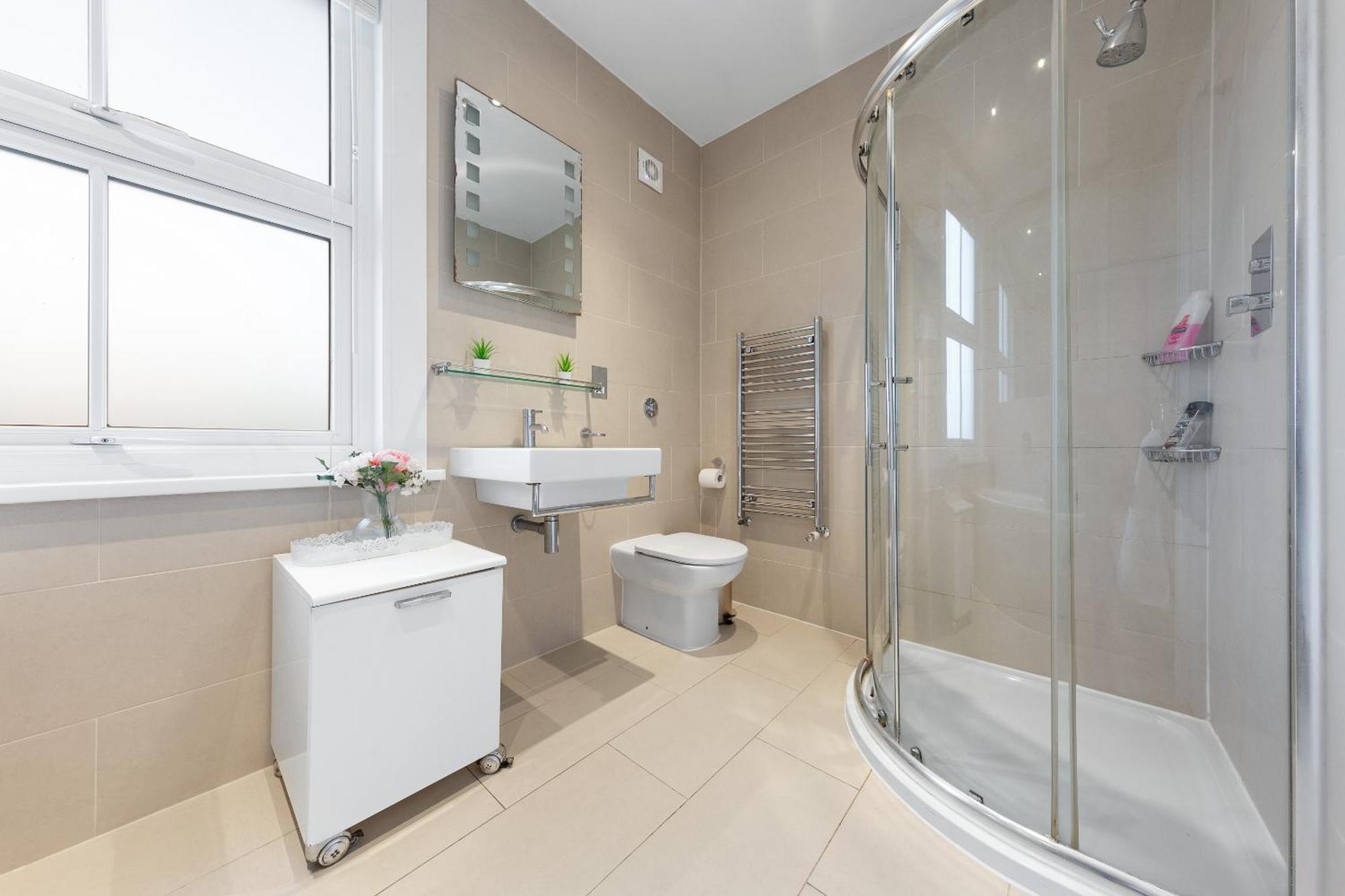 Luxury 4-bedroom Modern Flat In Steps From Station, Sleeps 9 In Style! Apartment London