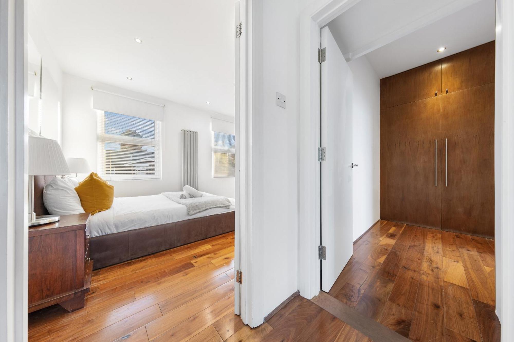 Apartment Luxury 4-bedroom Modern Flat In Steps From Station, Sleeps 9 In Style! London