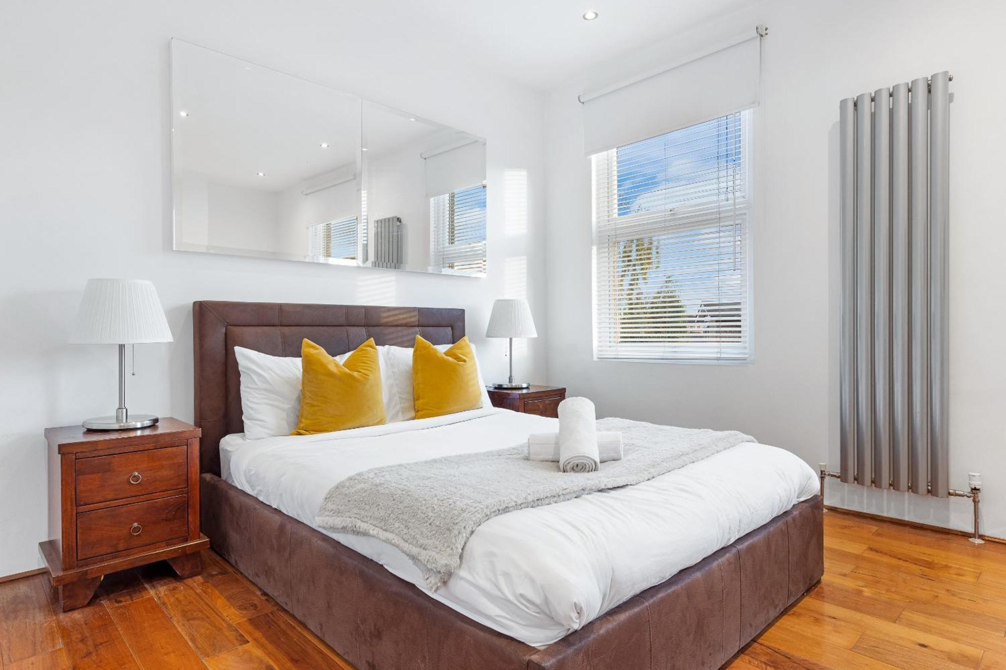Luxury 4-bedroom Modern Flat In Steps From Station, Sleeps 9 In Style! London