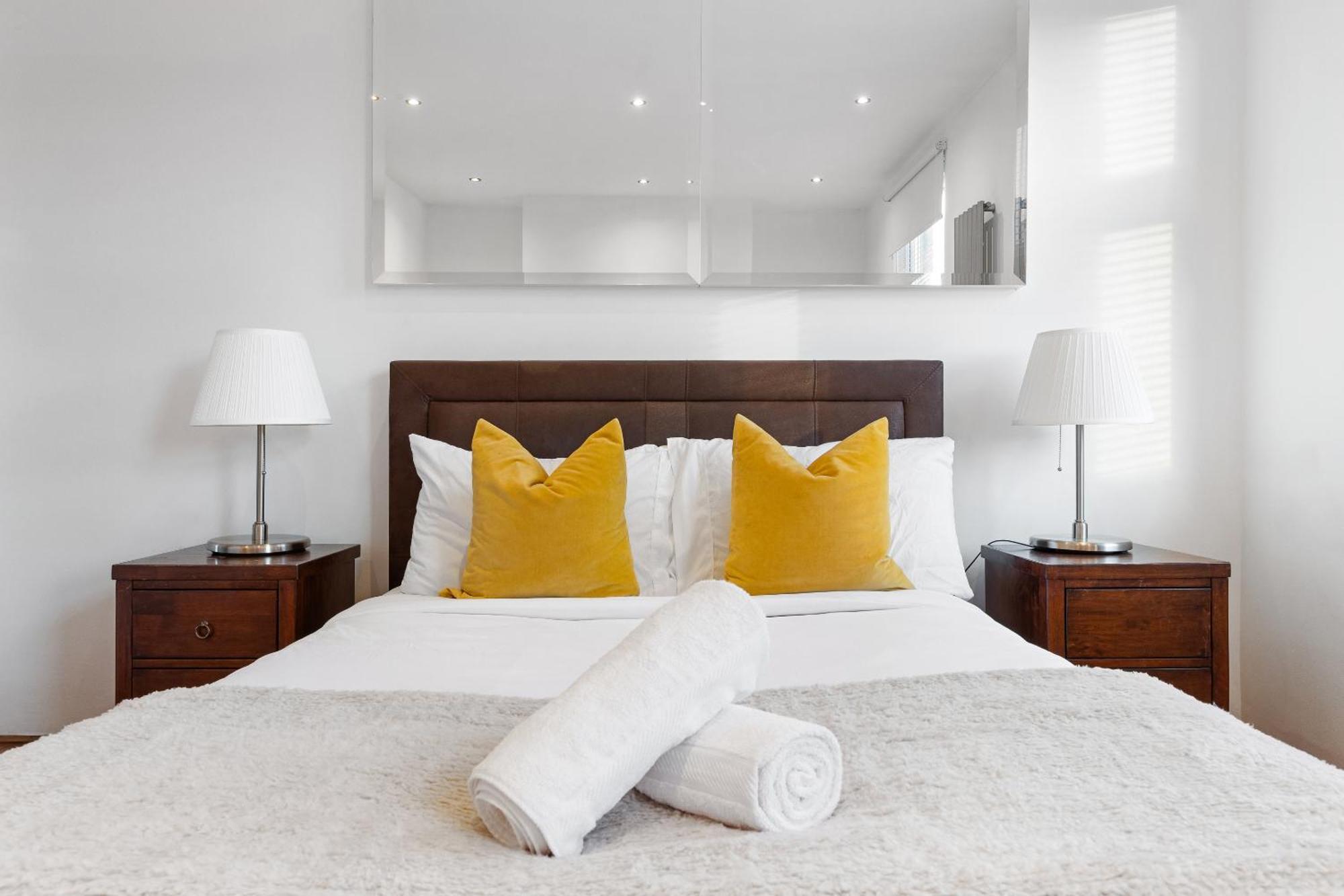 Luxury 4-bedroom Modern Flat In Steps From Station, Sleeps 9 In Style!