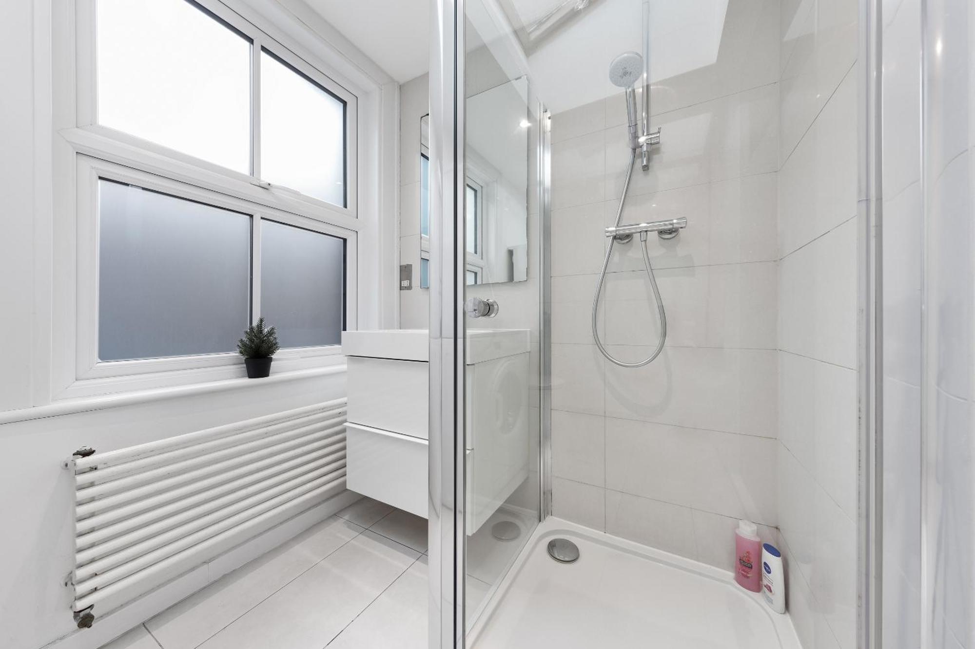 Apartment Luxury 4-bedroom Modern Flat In Steps From Station, Sleeps 9 In Style! *