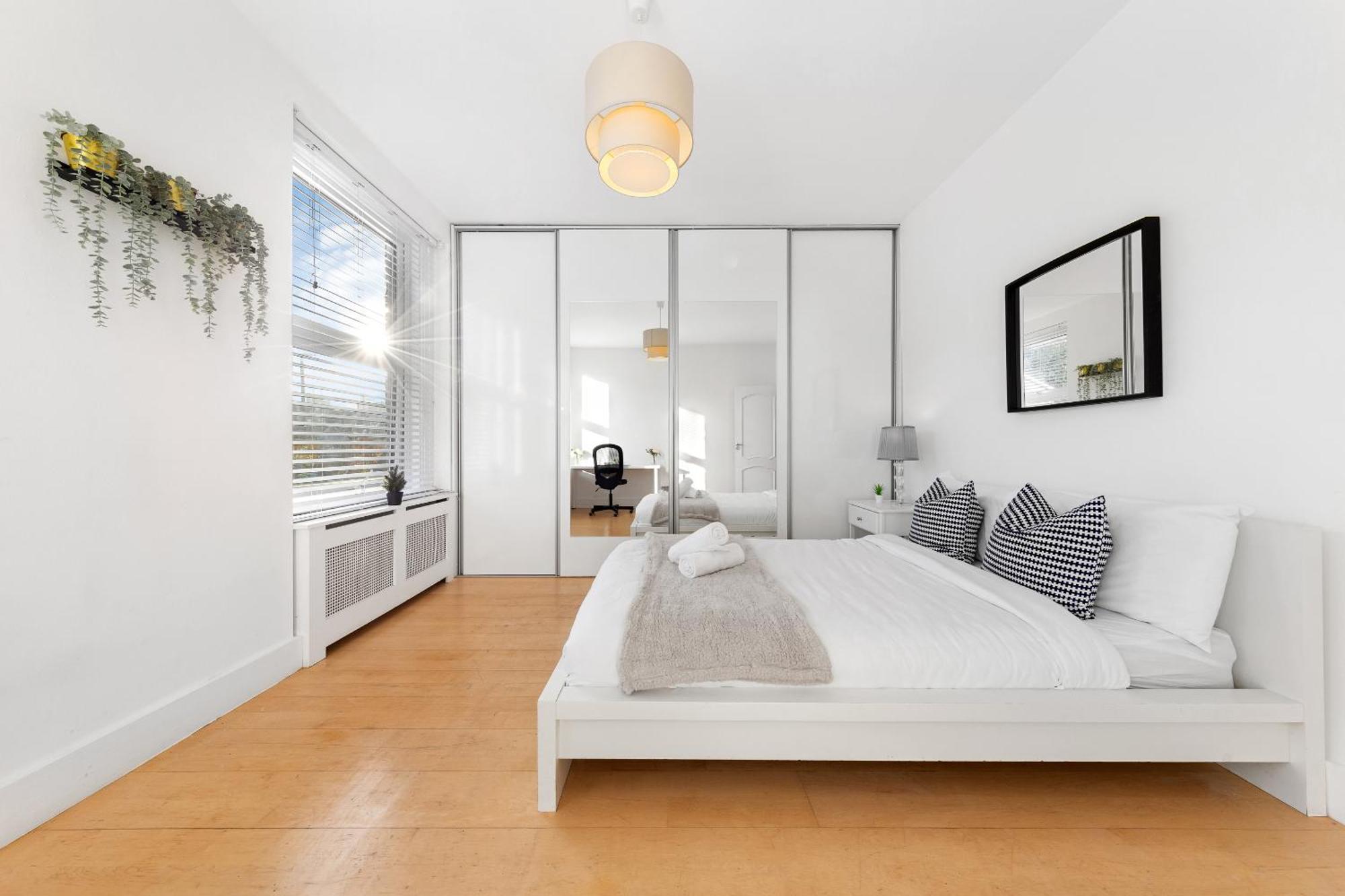 Luxury 4-bedroom Modern Flat In Steps From Station, Sleeps 9 In Style! Apartment London