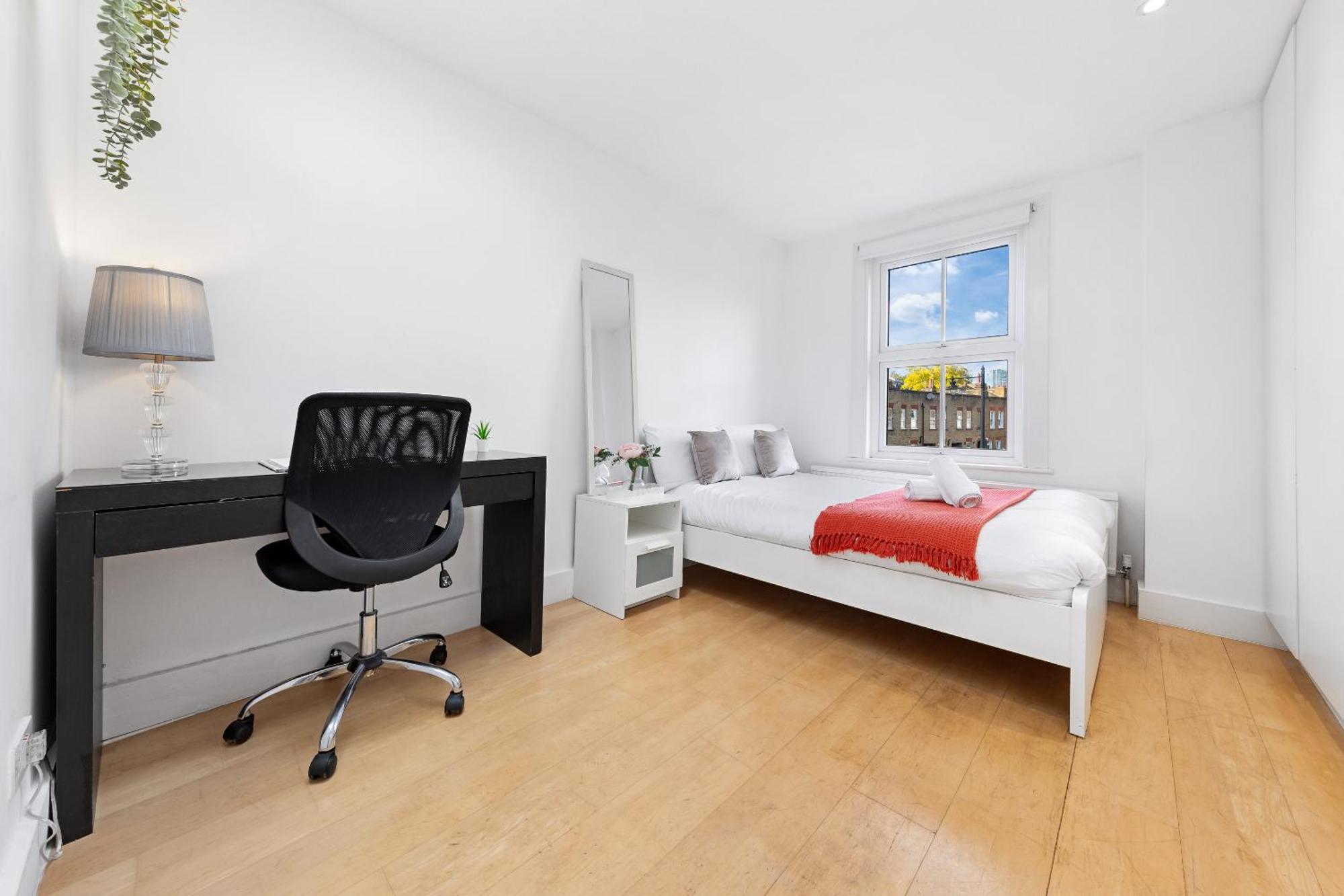 Luxury 4-bedroom Modern Flat In Steps From Station, Sleeps 9 In Style! *
