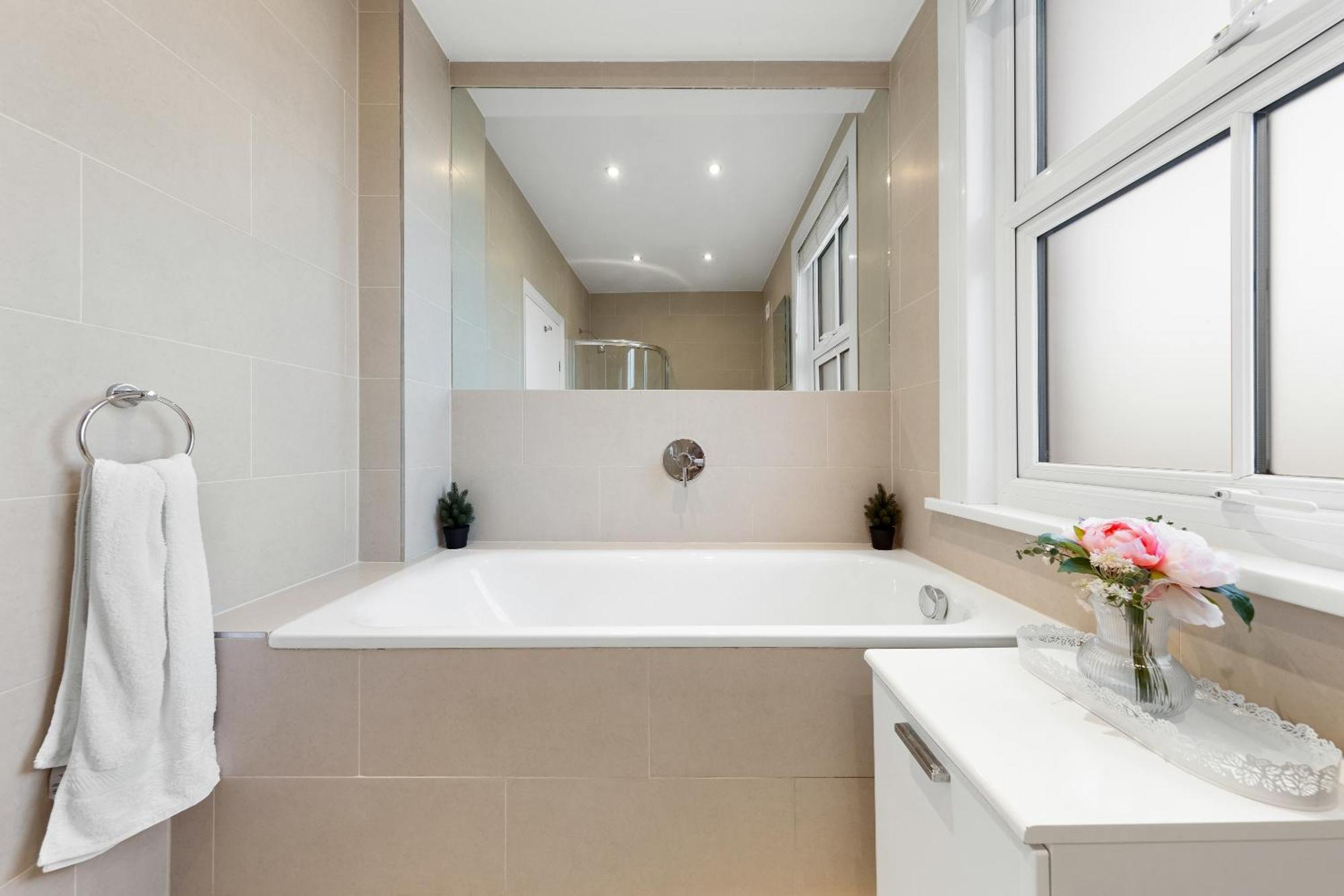 Luxury 4-bedroom Modern Flat In Steps From Station, Sleeps 9 In Style! * London
