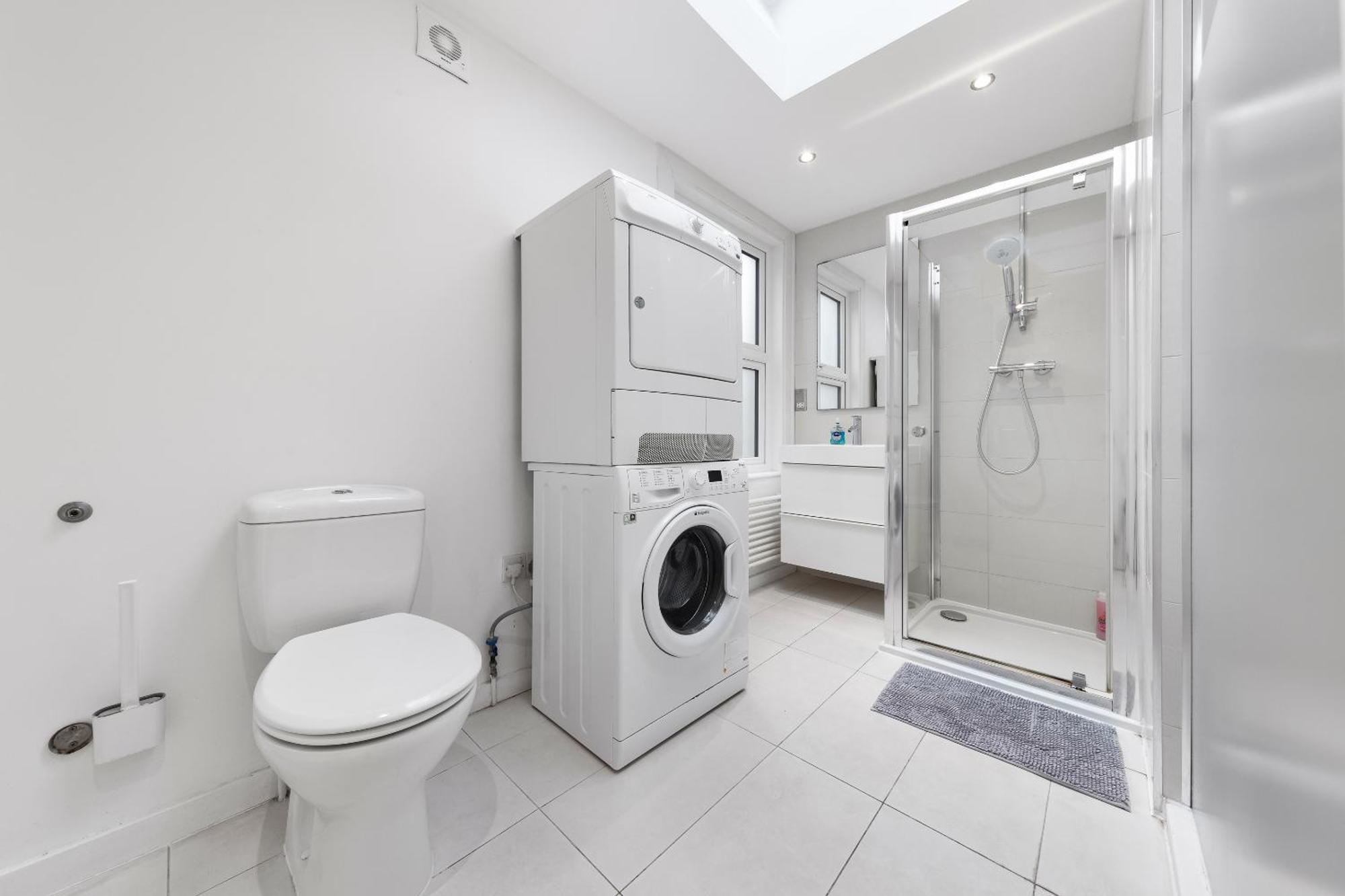 Luxury 4-bedroom Modern Flat In Steps From Station, Sleeps 9 In Style! Apartment
