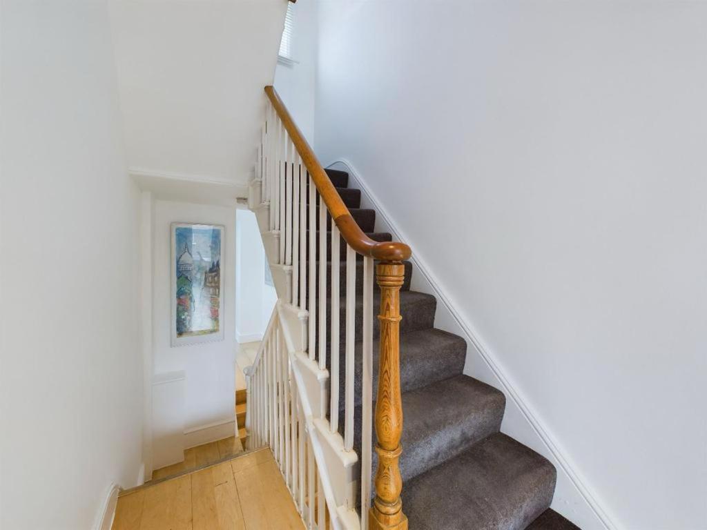 Luxury 4-bedroom Modern Flat In Steps From Station, Sleeps 9 In Style! Apartment
