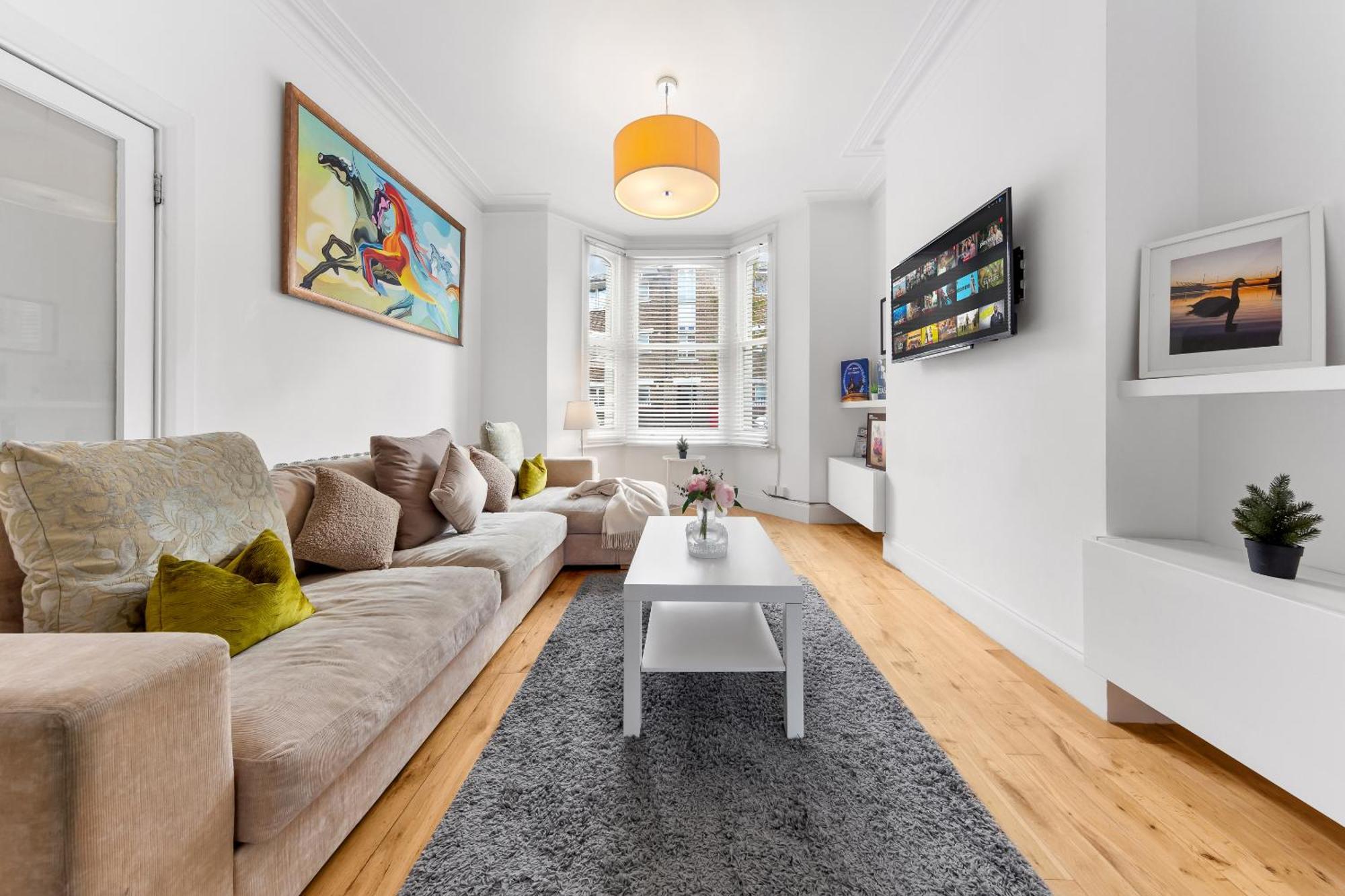 Luxury 4-bedroom Modern Flat In Steps From Station, Sleeps 9 In Style! London