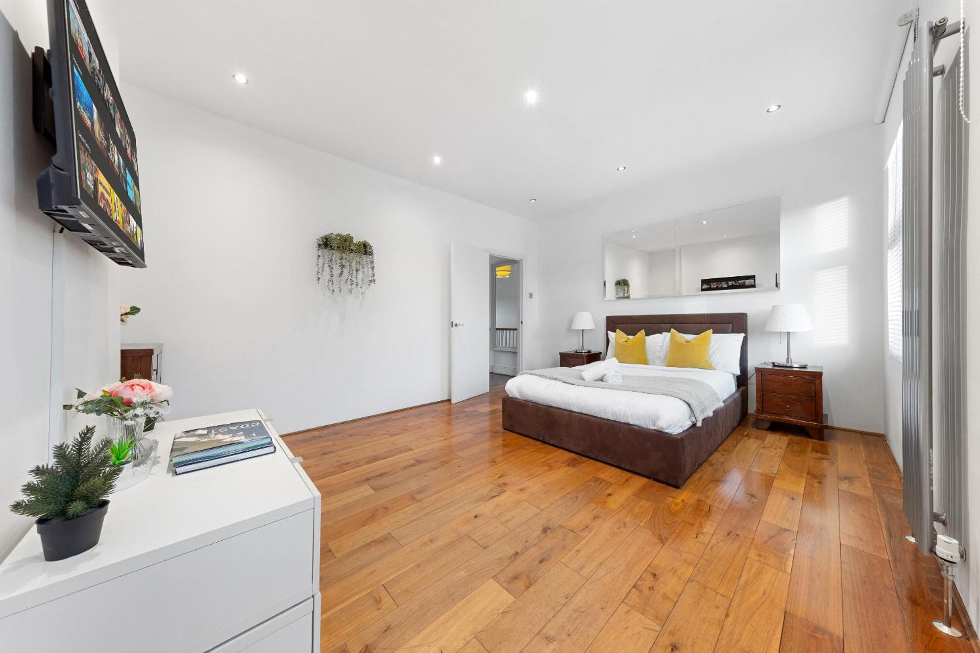 Luxury 4-bedroom Modern Flat In Steps From Station, Sleeps 9 In Style! *