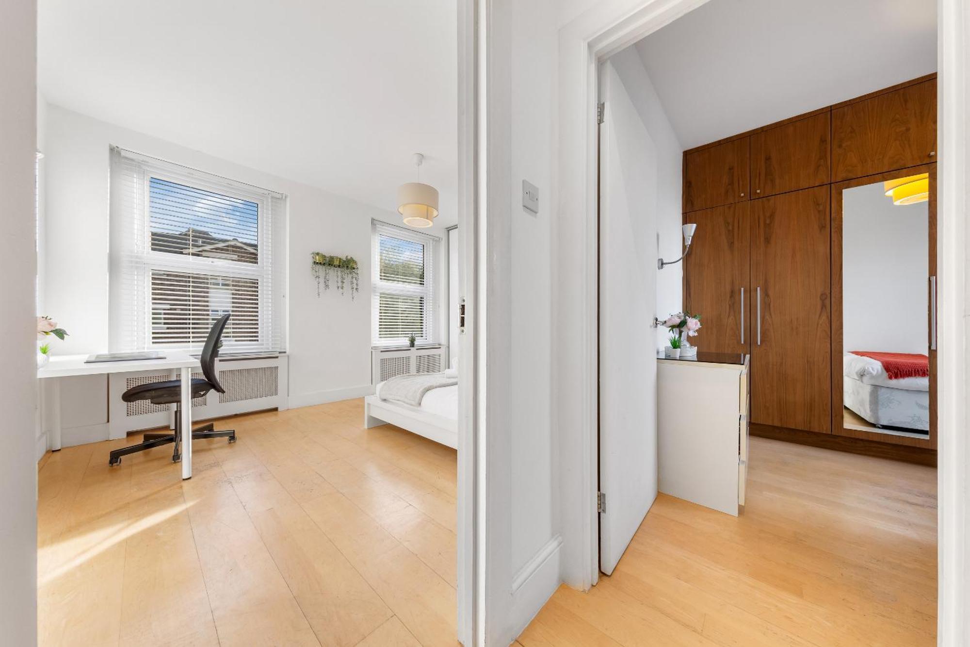 Apartment Luxury 4-bedroom Modern Flat In Steps From Station, Sleeps 9 In Style! London
